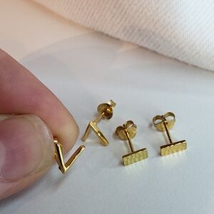 Gold Hammered Rectangles and V Stud Earrings Set